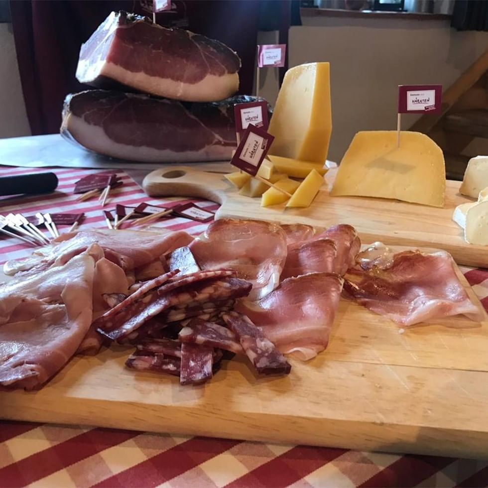 Verschiedene Wurst- und Käsesorten auf einem Brett am Tröpolacher Bauernmarkt.