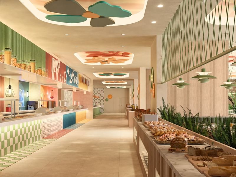 Amplia selección de panes frescos y estaciones de comida en el buffet de desayuno de Fiesta Americana Funeeq Punta Cana