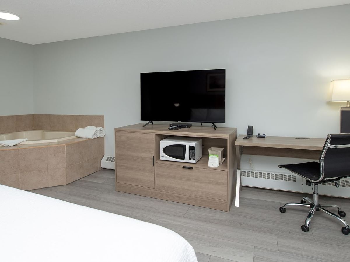 Coast Premium King Suite with soaker tub, work desk and modern amenities.
