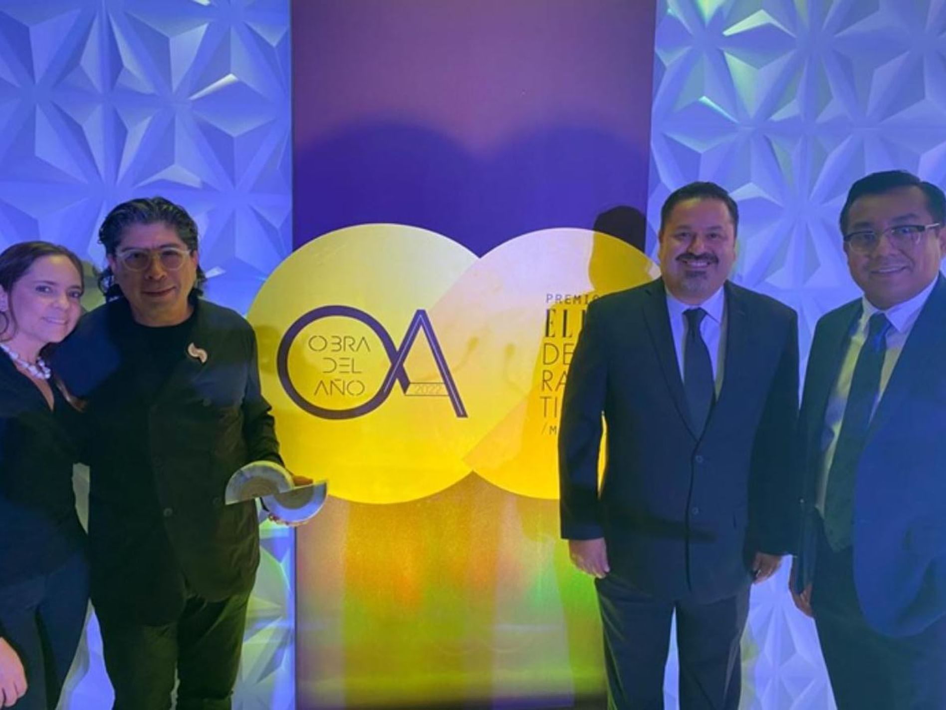 Señores y señoras posando en un evento cerca de Mundo Imperial