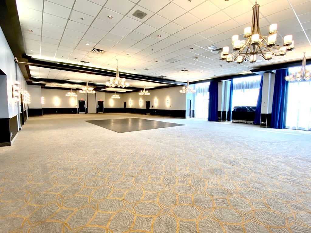 Empty space with elegant lighting chandelier in the Ballroom at Travelodge Hotel & Convention Center Québec City