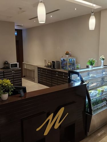 صندوق مليء بالمعجنات ومعبأ في المقهى في فنادق ومنتجعات وارويك