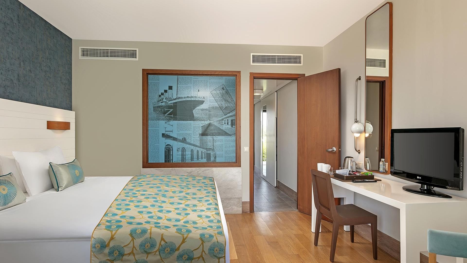 Стильный номер в Titanic Deluxe Lara – Annex Family с двуспальной кроватью, балконом и декоративными стенами.