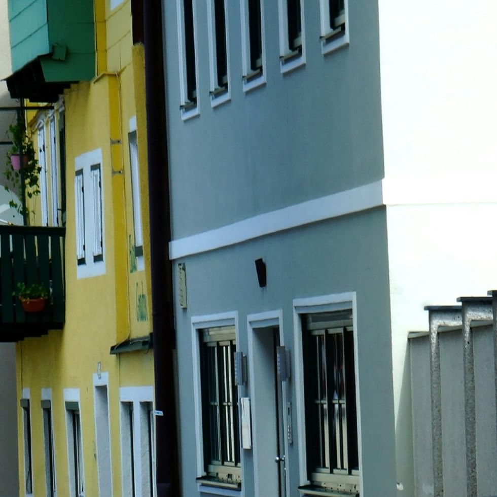 Stadtführung Schladming Einst & Jetzt mit bunten Gebäuden und Fenstern