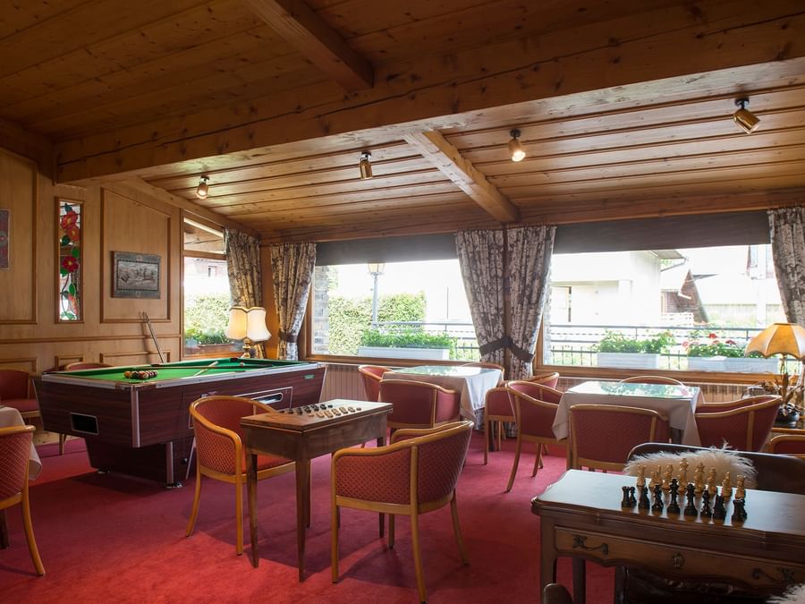 Play area with chess & pool table at Chalet-Hotel Neige et Roc