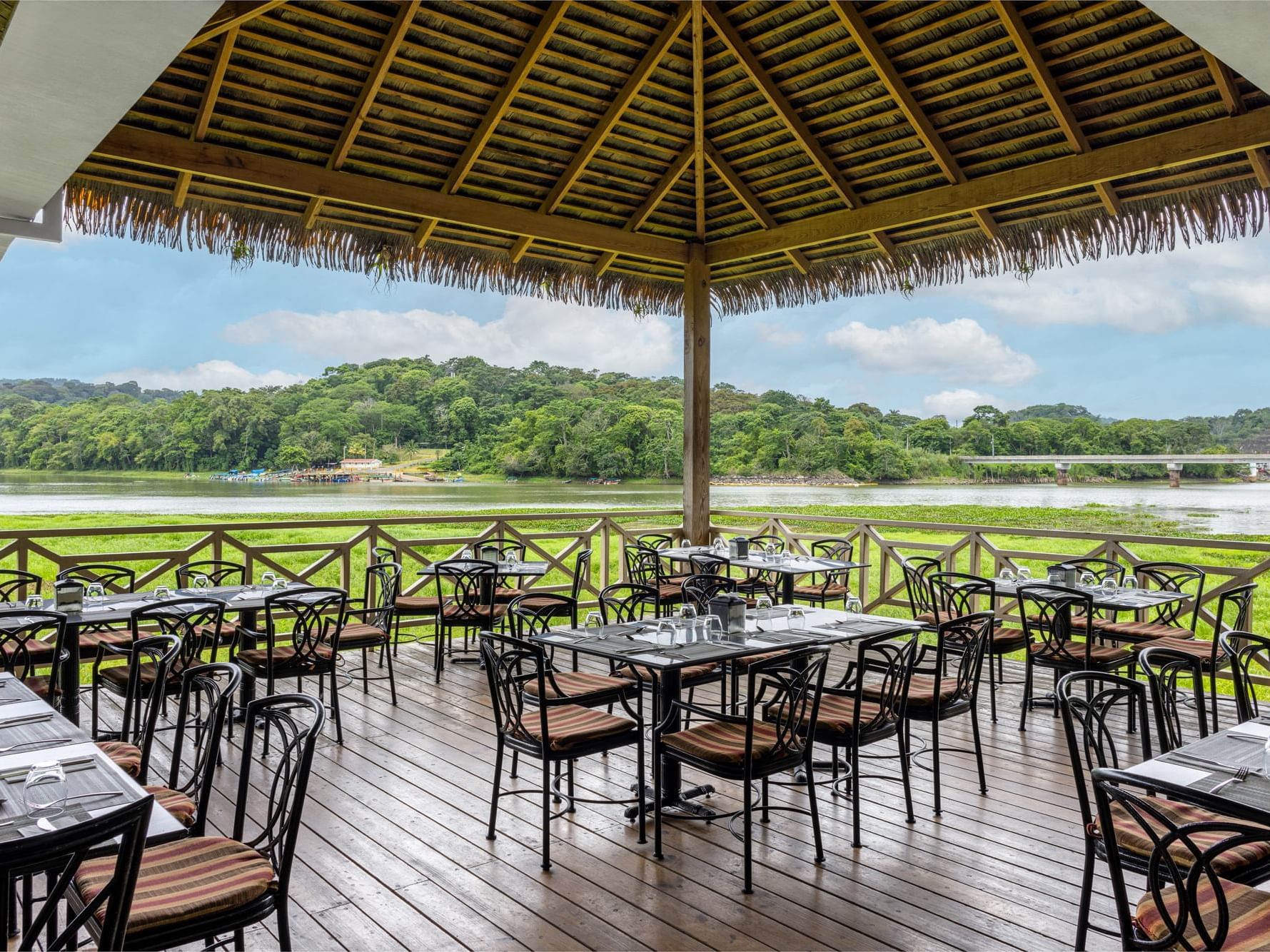 Terraza del restaurante Don Caimán con vista al río y selva tropical en Gamboa Rainforest Reserve, Gamboa.