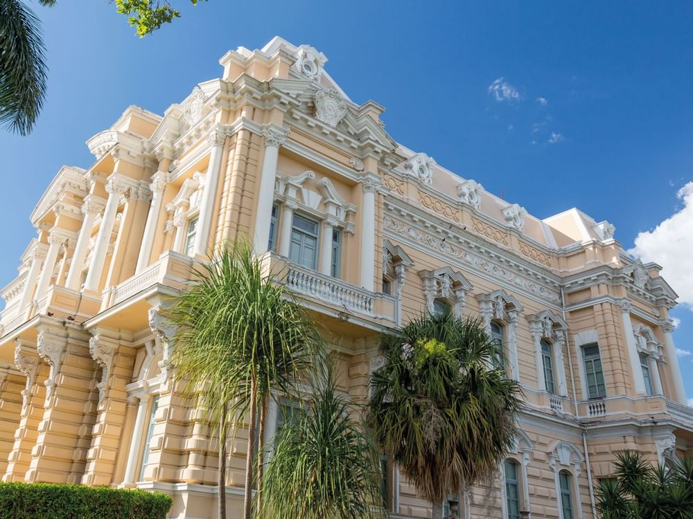Building with ancient architectural designs in the Mérida city