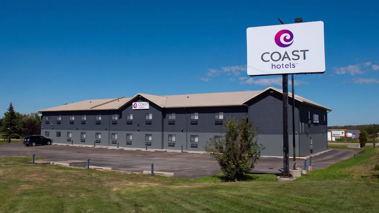 Exterior of Coast Innisfail Hotel with hotel sign
