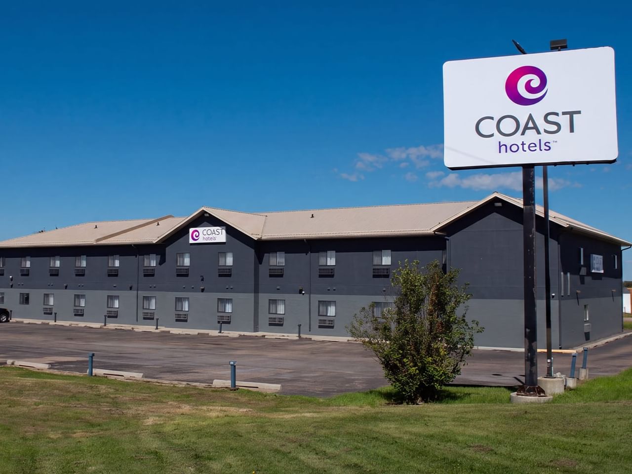 Exterior of Coast Innisfail Hotel with hotel sign