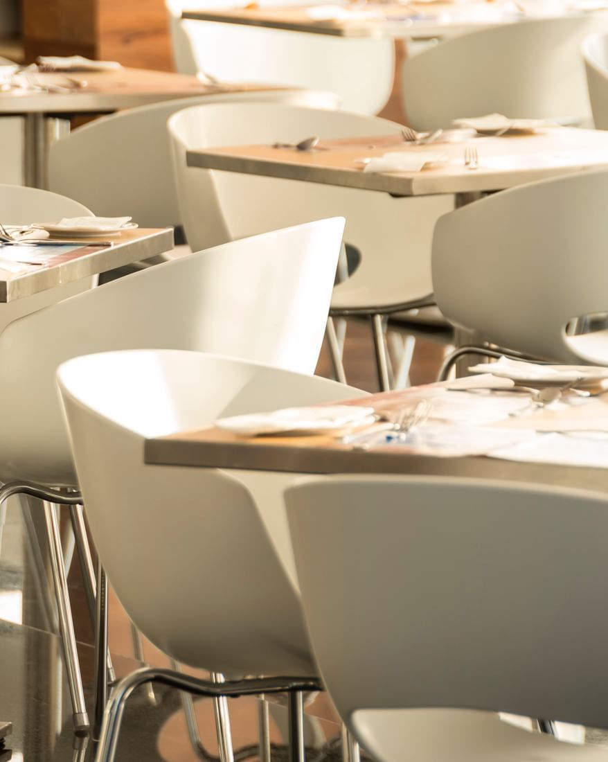 Montaje de la mesa en el comedor de un restaurante en Fiesta Inn