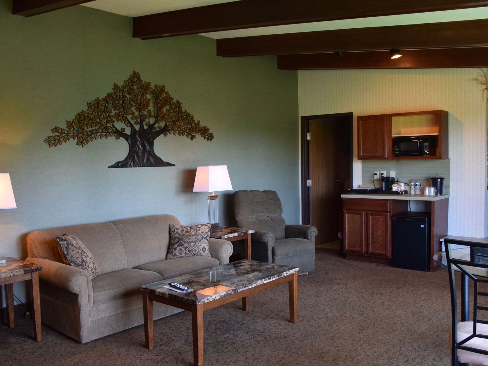 Kitchenette & lounge area in Deluxe Suite at Evergreen Resort