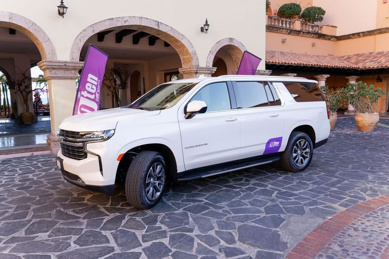 SUV de Ten Car frente al lobby principal de Hacienda del Mar Los Cabos