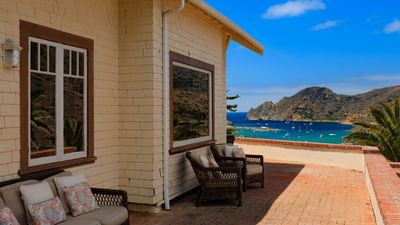 Balcony view with outdoor seating at Banning House Lodge