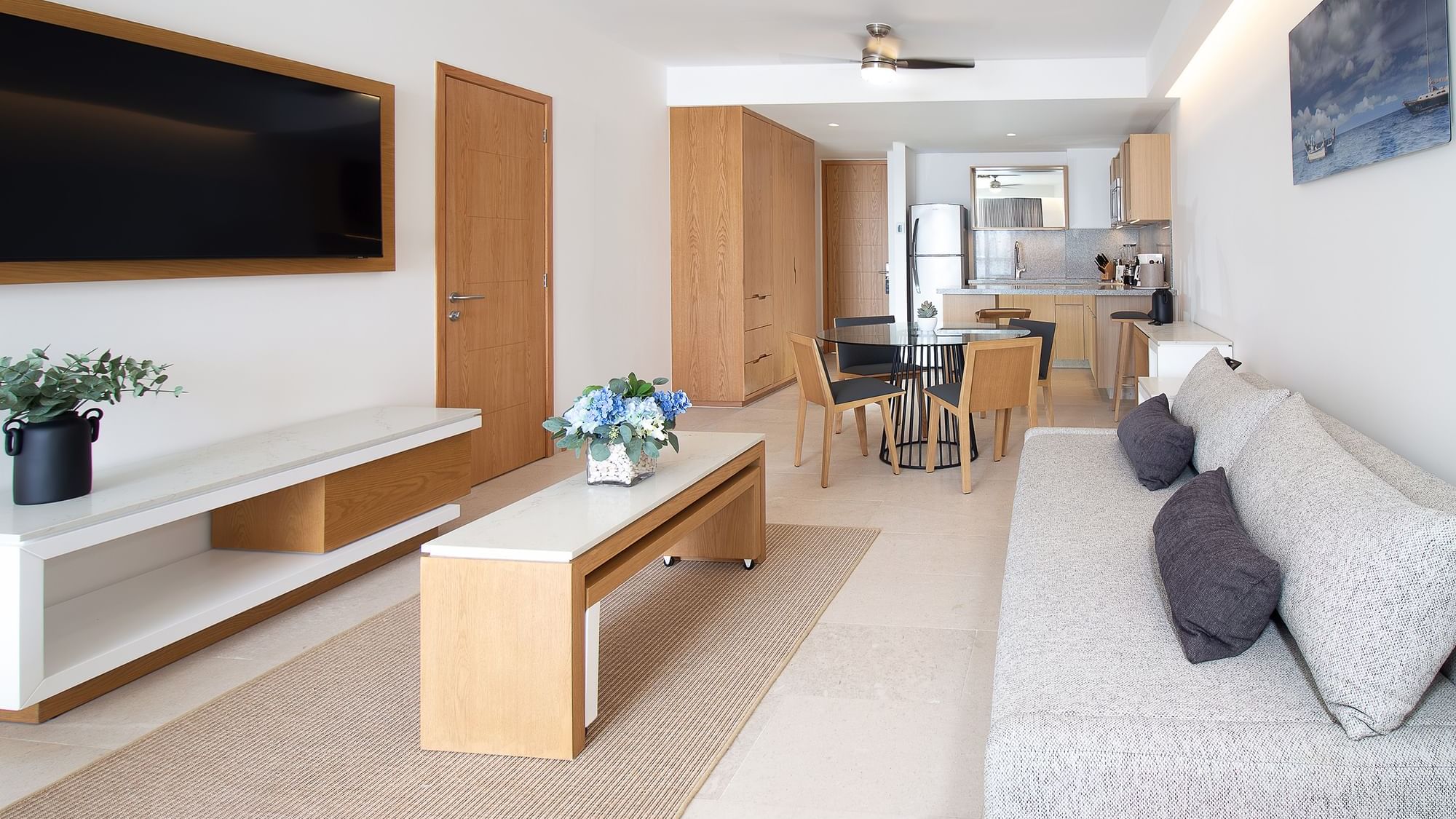 Lavish Premium Suite living area at Guadalajara Plaza Hoteles & Suite, a top hoteles Guadalajara, with a dining table & sofa