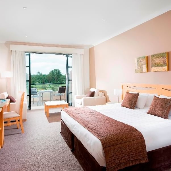 Comfortable golf view standard king room at Mercure Kooindah Waters