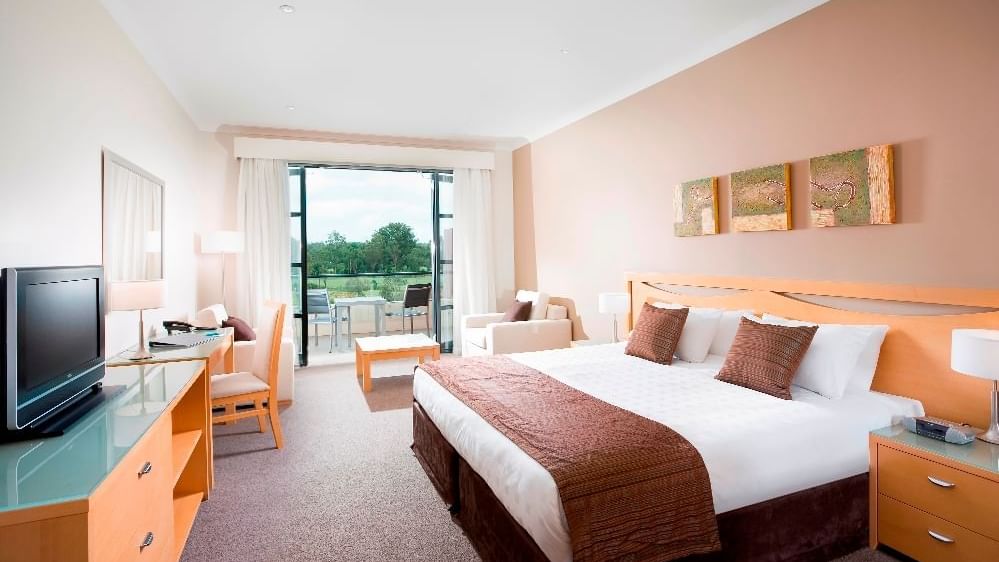 Comfortable golf view standard king room at Mercure Kooindah Waters