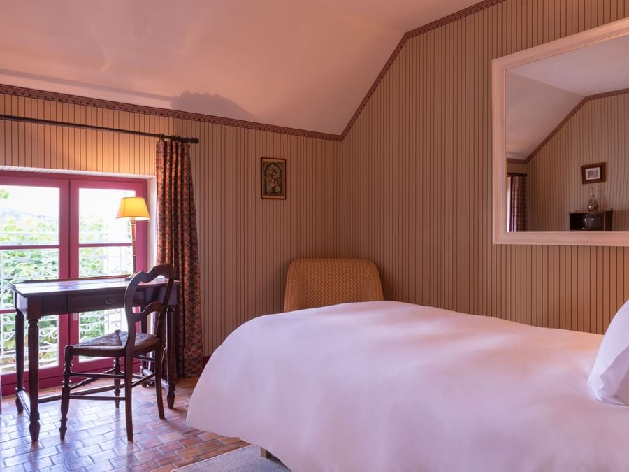 Bedroom of Single Room with a king bed at The Originals Hotels