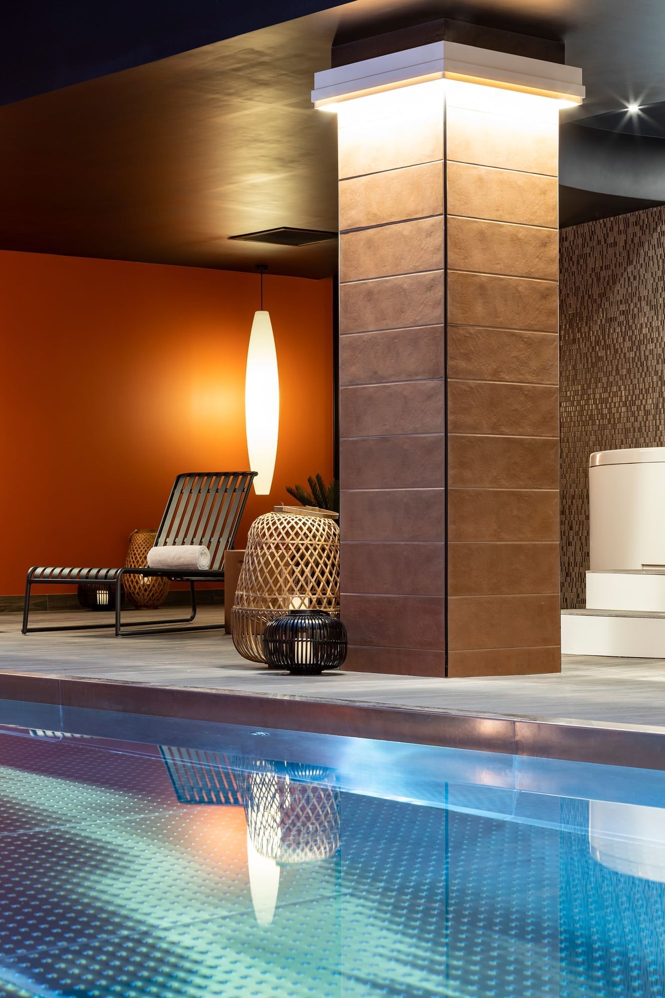 Chaise longue et serviette près de la piscine intérieure, Oceania Le Conti Brest