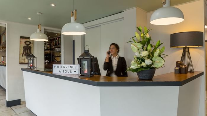 A receptionist at the reception desk in Hotel Armony