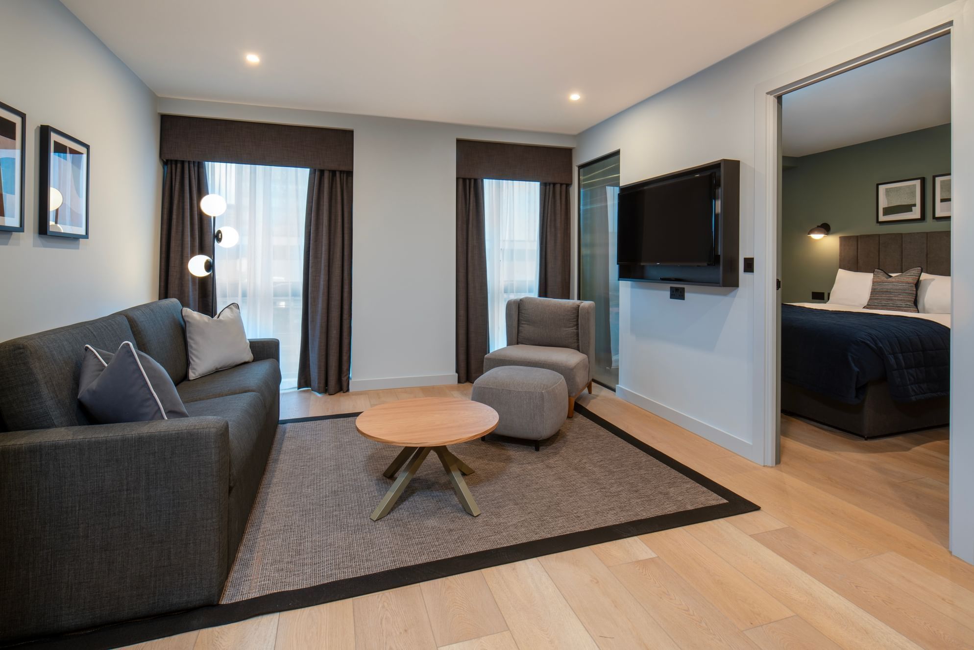 送料無料 ギフト accessible bedroom one Classic | Birmingham Aparthotel 洋楽