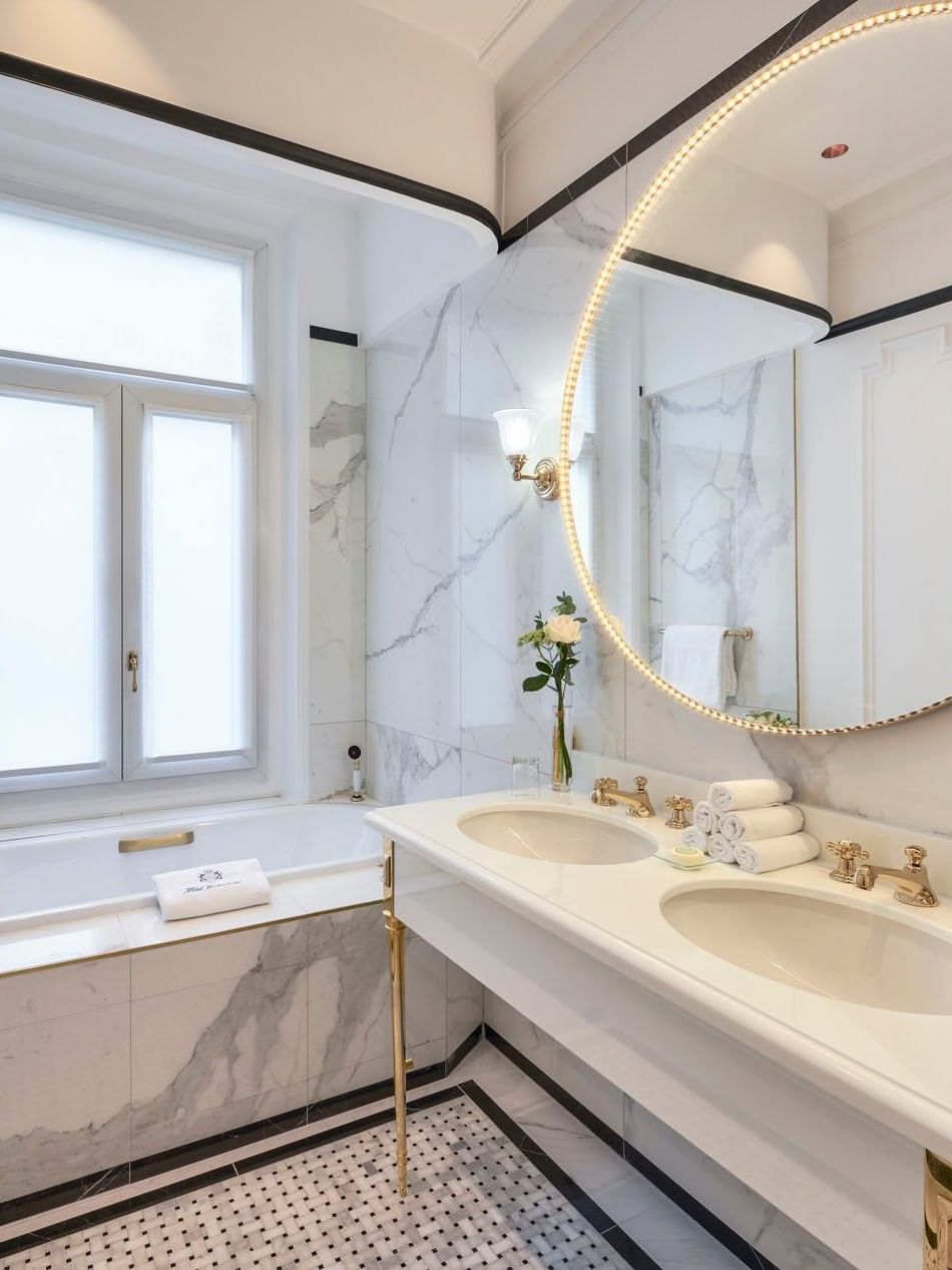 La chambre de la suite « Duke of Westminster », élégamment décorée, à l'Hôtel Westminster Paris.