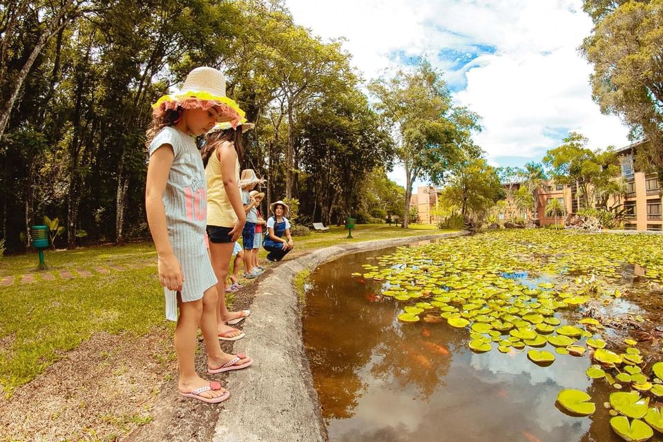 Um guia turístico explicando às crianças no Iguazu Grand Resort