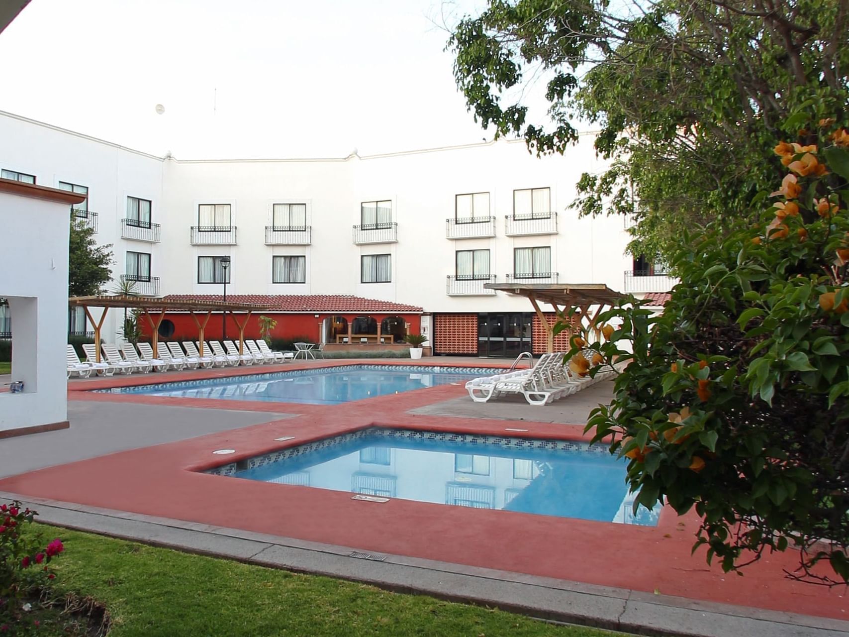 Pool beds around the Outdoor swimming pool Fiesta Inn Hotels