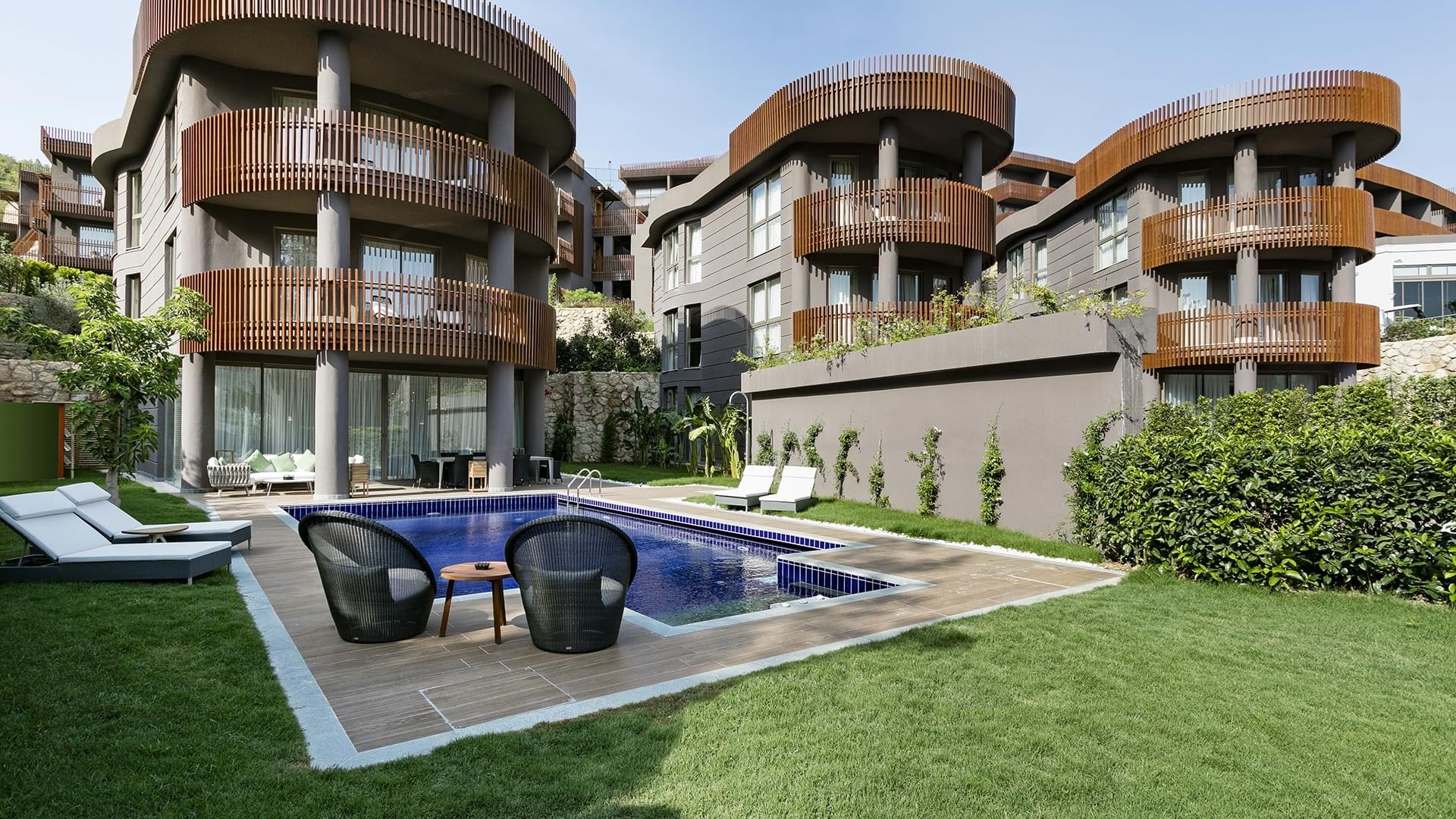 Внешний фасад зоны открытого бассейна виллы Presidential в Titanic Luxury Collection Bodrum.