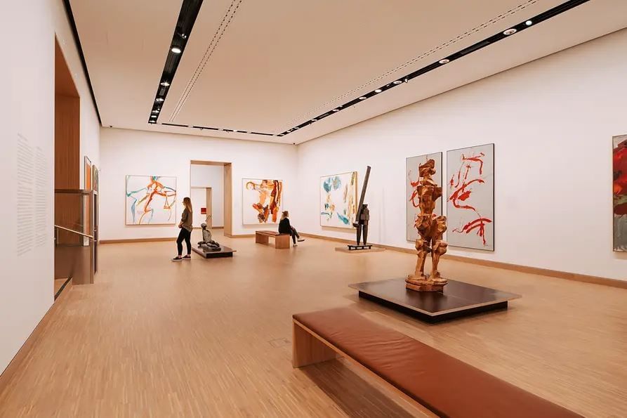 Exhibition at ALBERTINA MODERN in Vienna with abstract paintings, sculptures and visitors in a bright museum gallery