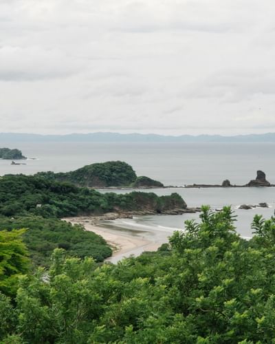 Vista panorámica de la costa rocosa y las aguas azules del océano que rodean Morgan's Rock Reserve & Ecolodge.
