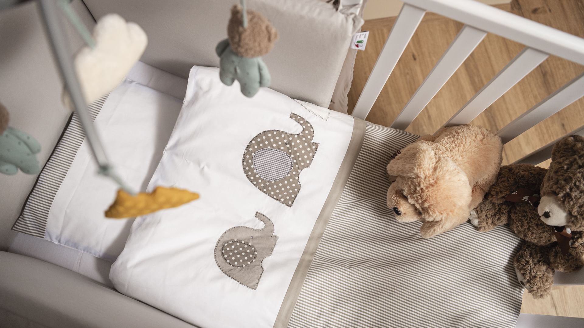 Cot with staffed animals Smart Baby Room, Falkensteiner Hotels