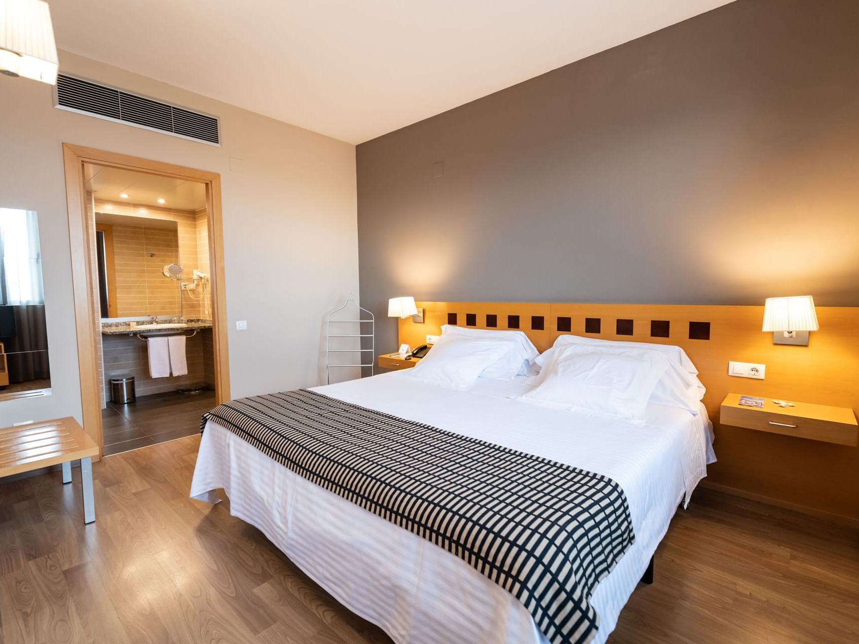 King bed, comfy pillows & bedside lamps in Standard Double Room at Hotel Vila Centric