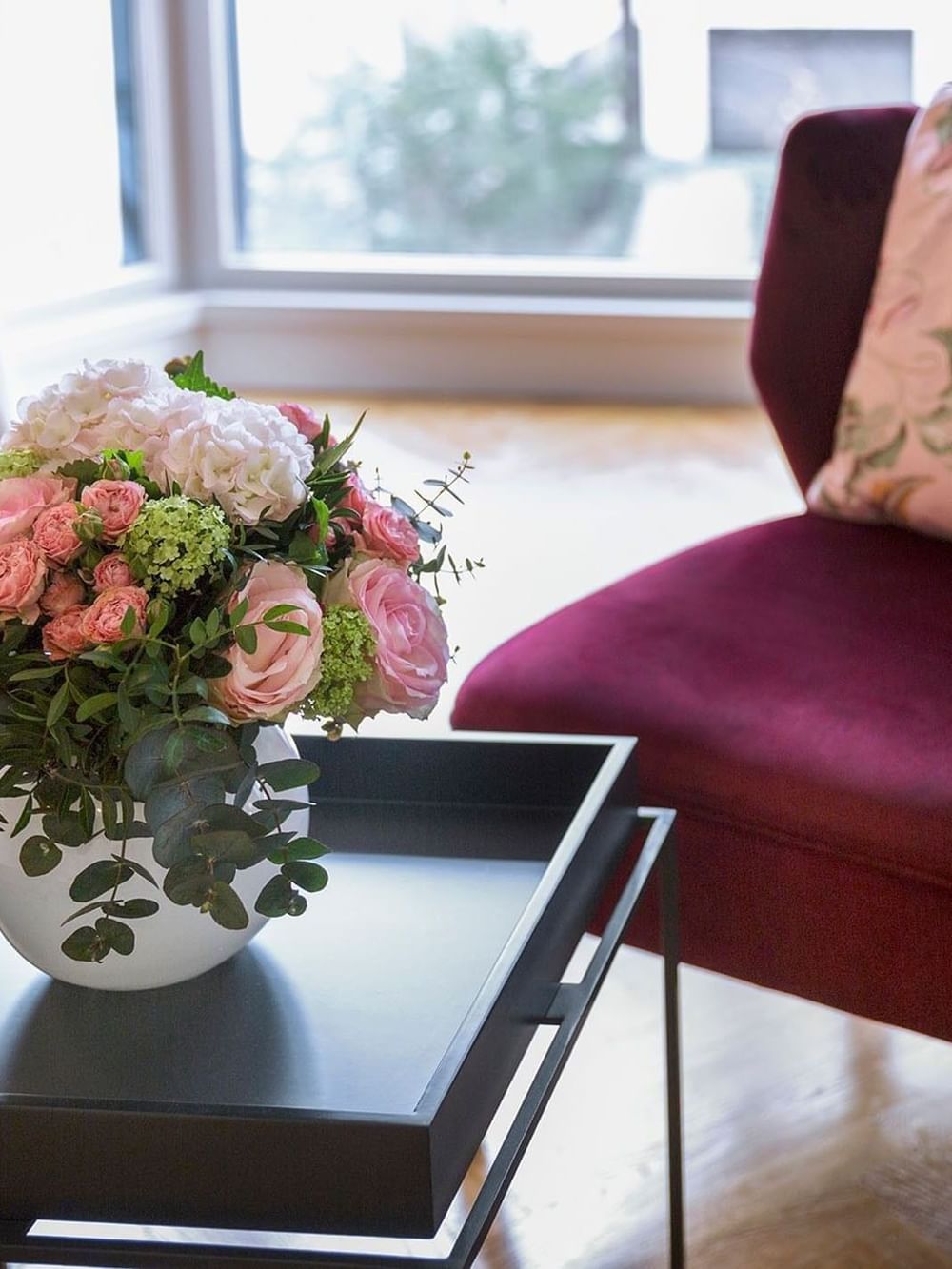 table basse de la chambre de luxe Warwick Reine Astrid à Lyon_standard