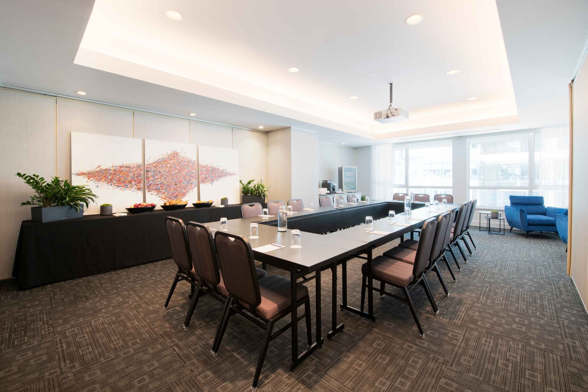 U-shaped table set-up in Salon René-Lévesque AB at Warwick Le Crystal – Montreal