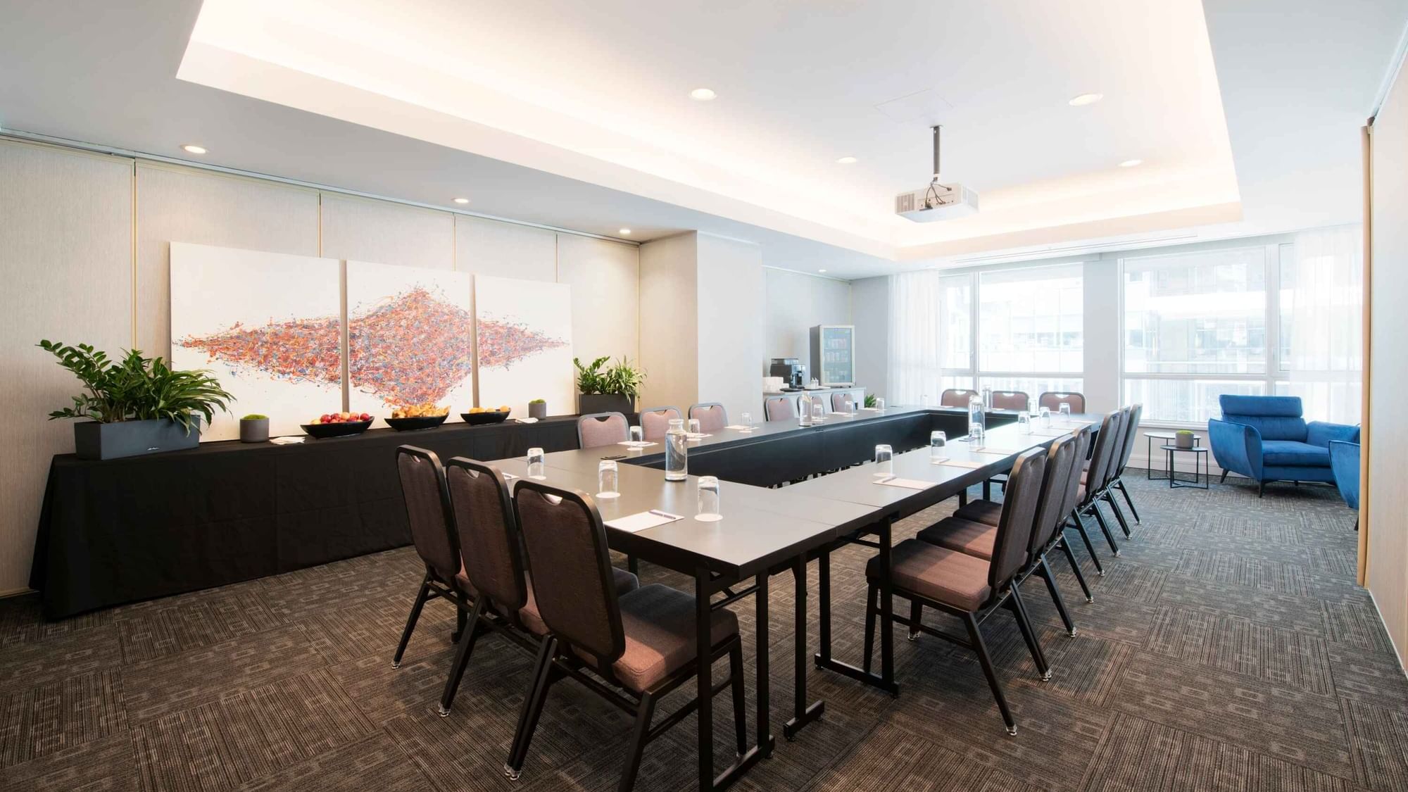 U-shaped table set-up in Salon René-Lévesque AB at Warwick Le Crystal – Montreal