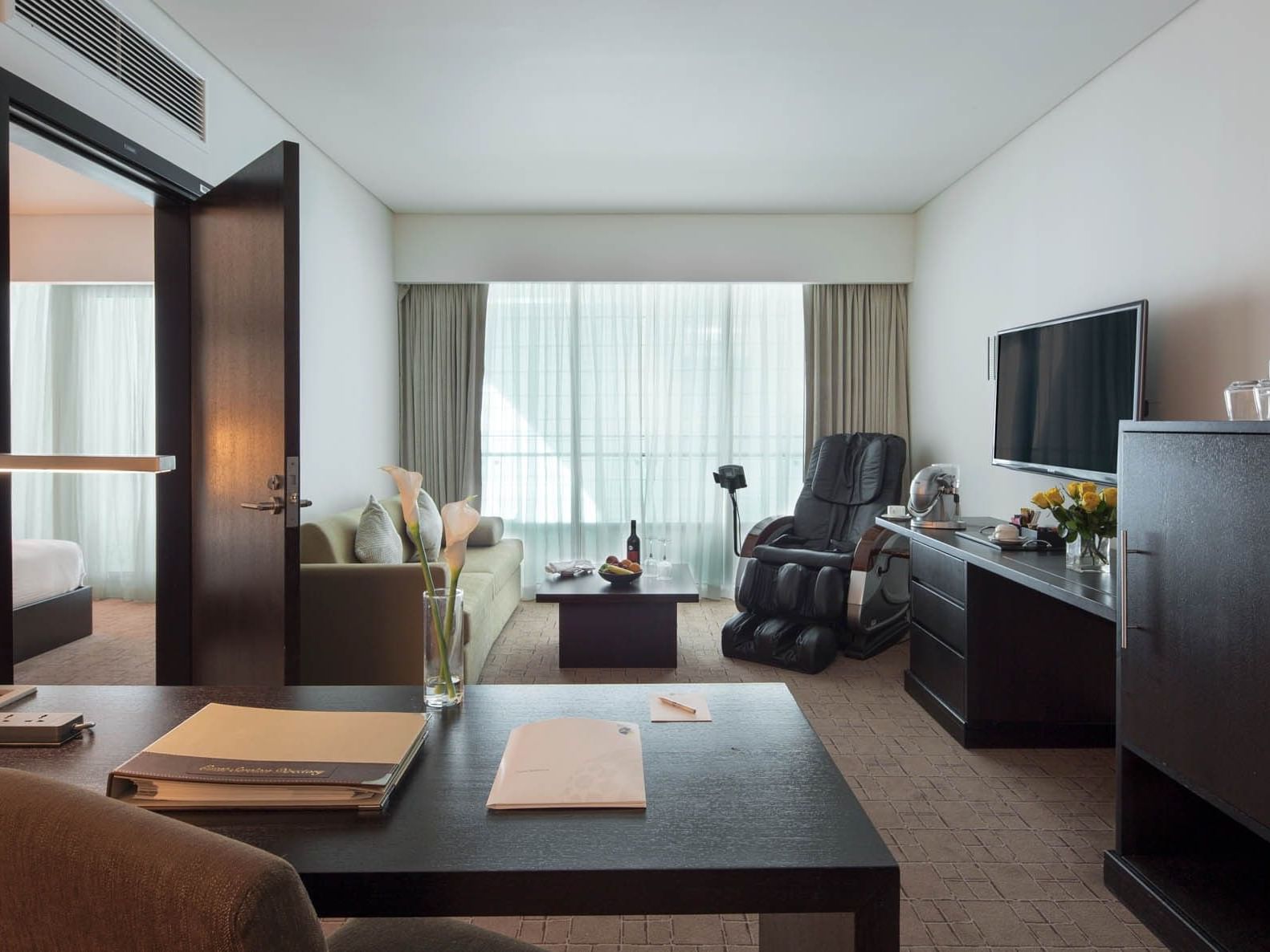 Living area at Junior Suite in Dubai International Hotel