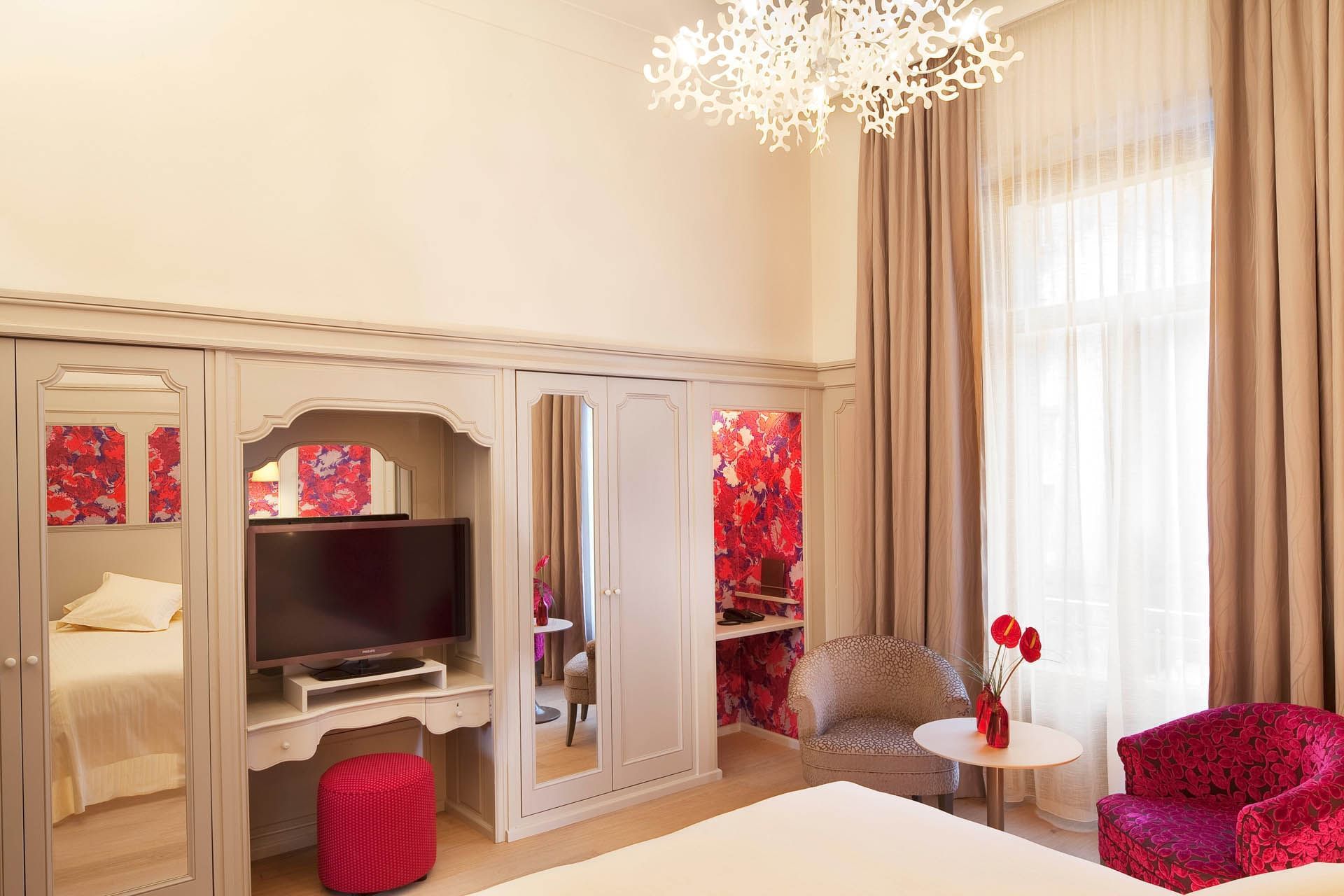 Placard près du lit dans la Chambre Exécutive à l'Oceania L'Univers Tours