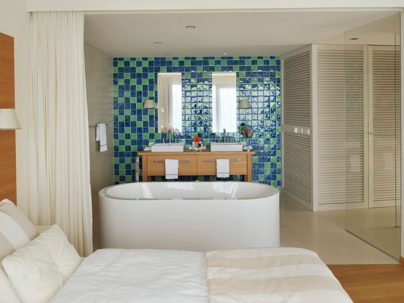 Senior Suite Sea Side, bed & bathtub at Falkensteiner Hotels