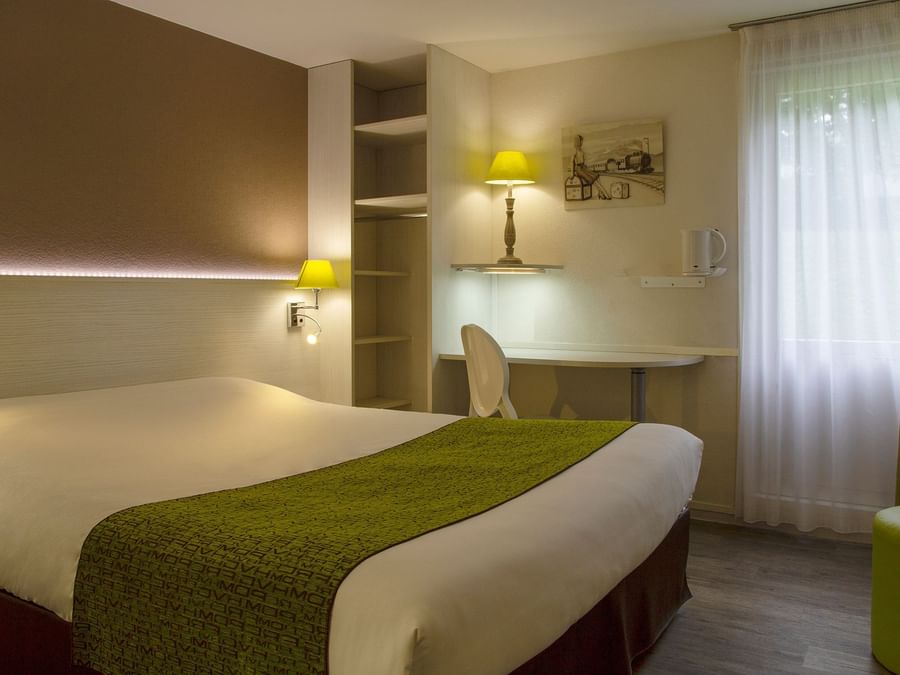Double bed room  with open windows at Hotel alizea