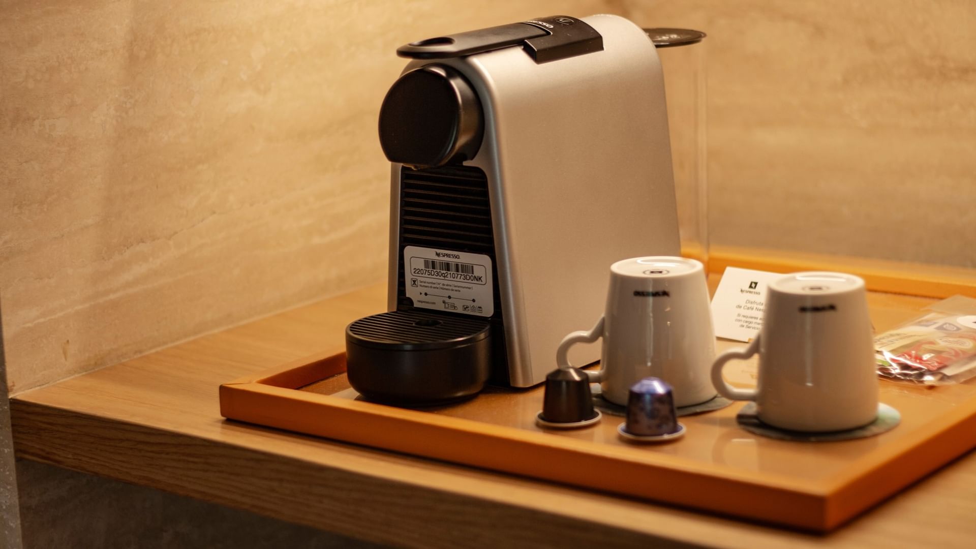 Bandeja de madera con cafetera, tazas y cápsulas en habitación Camino Real Club Superior King at Camino Real Polanco México, Ciudad de México.
