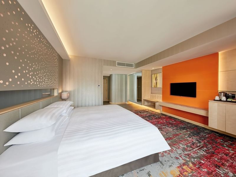 Mini work area with a TV & mirror in Deluxe Twin at Sunway Hotel Big Box