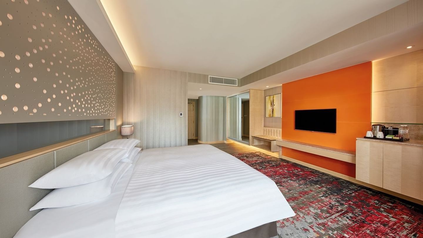 Mini work area with a TV & mirror in Deluxe Twin at Sunway Hotel Big Box