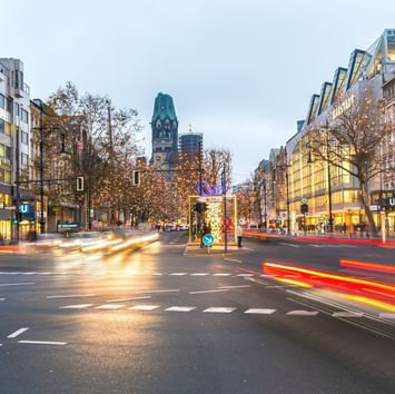 Entfernter Blick auf die Innenstadt am Abend in der Nähe des Sylter Hof Berlin