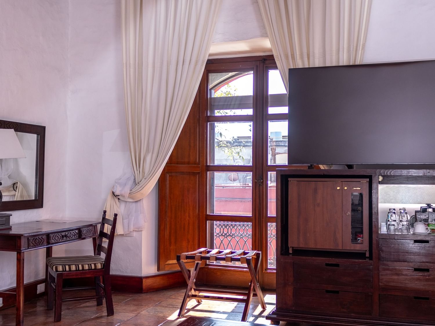 Habitación Gran Clase con 2 camas dobles y TV en Quinta Real Oaxaca en Oaxaca de Juárez