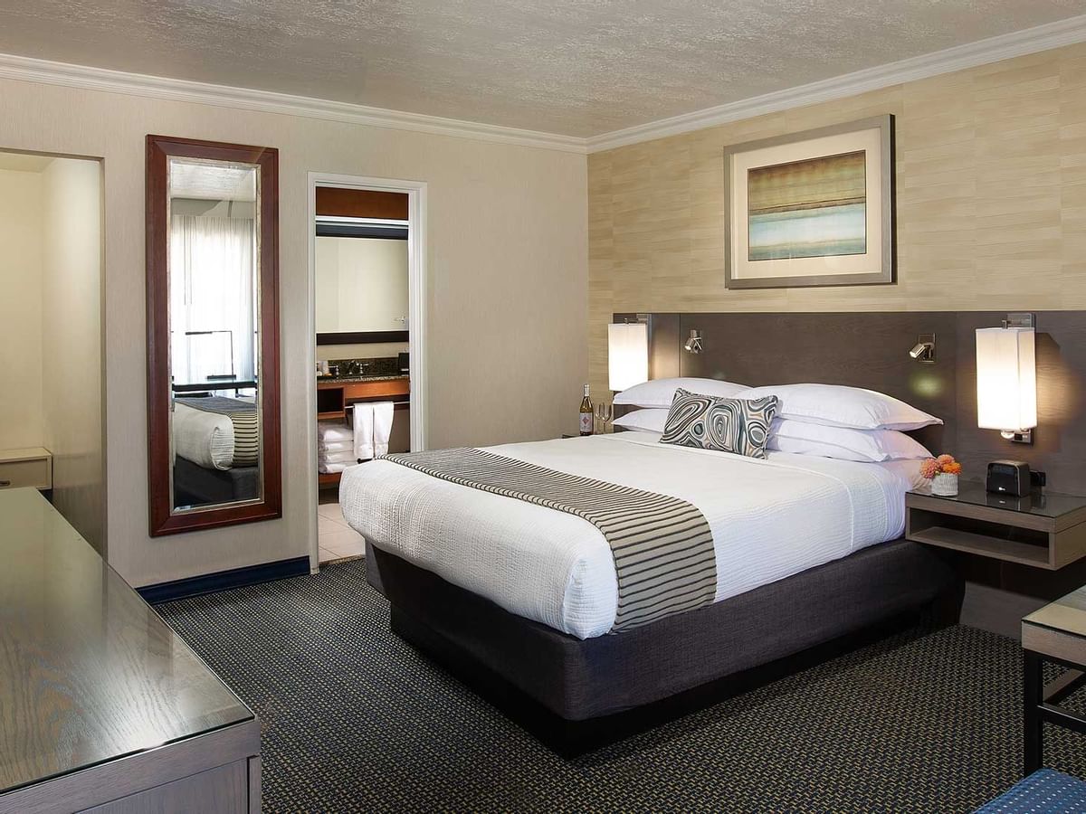 Coast Queen with Garden View - Bed right view