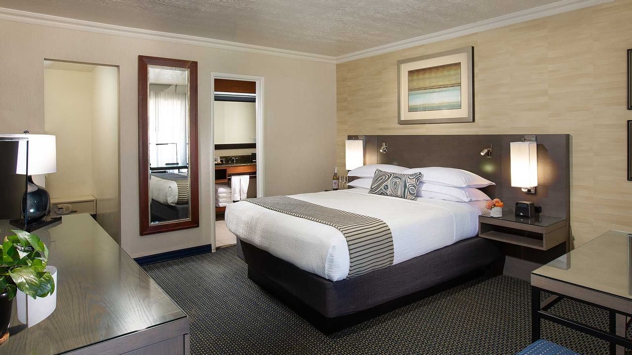 Coast Queen with Garden View - Bed right view