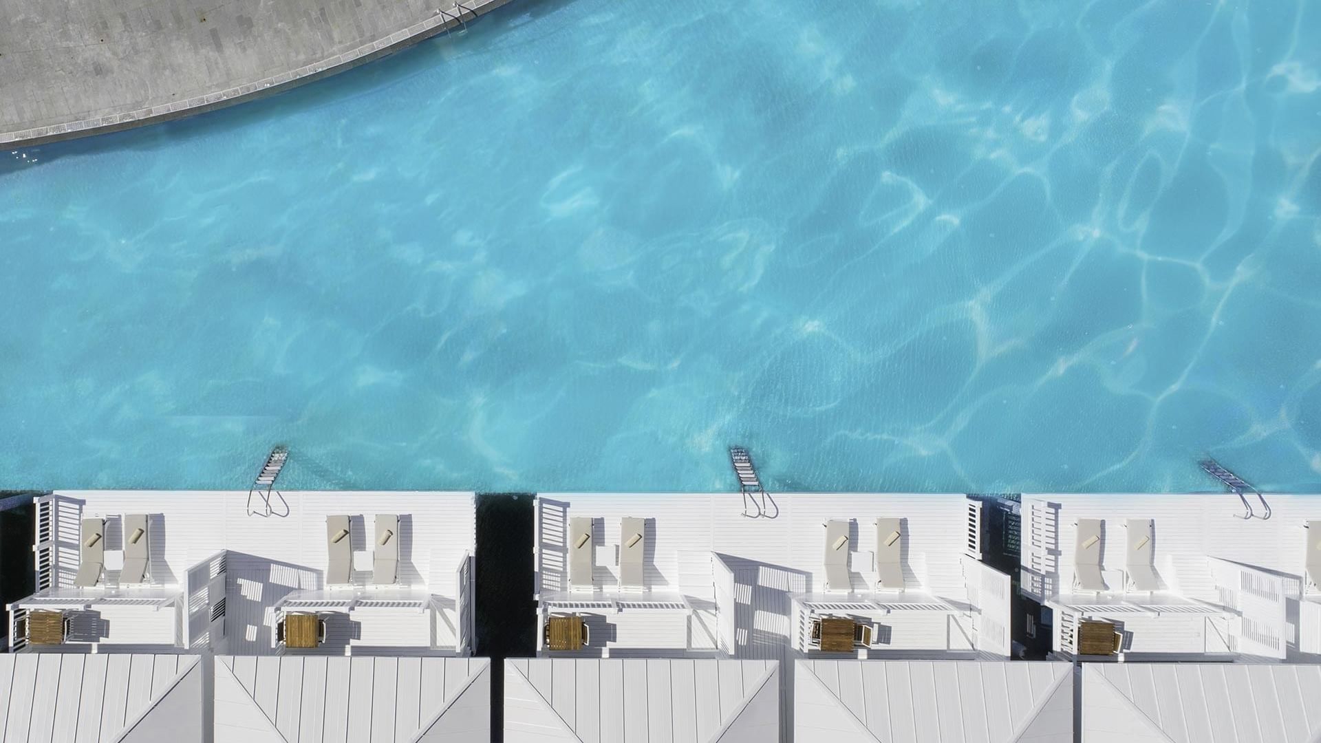 Высокий ракурс на Maldive Houses у олимпийского бассейна в Titanic Deluxe Golf Belek.