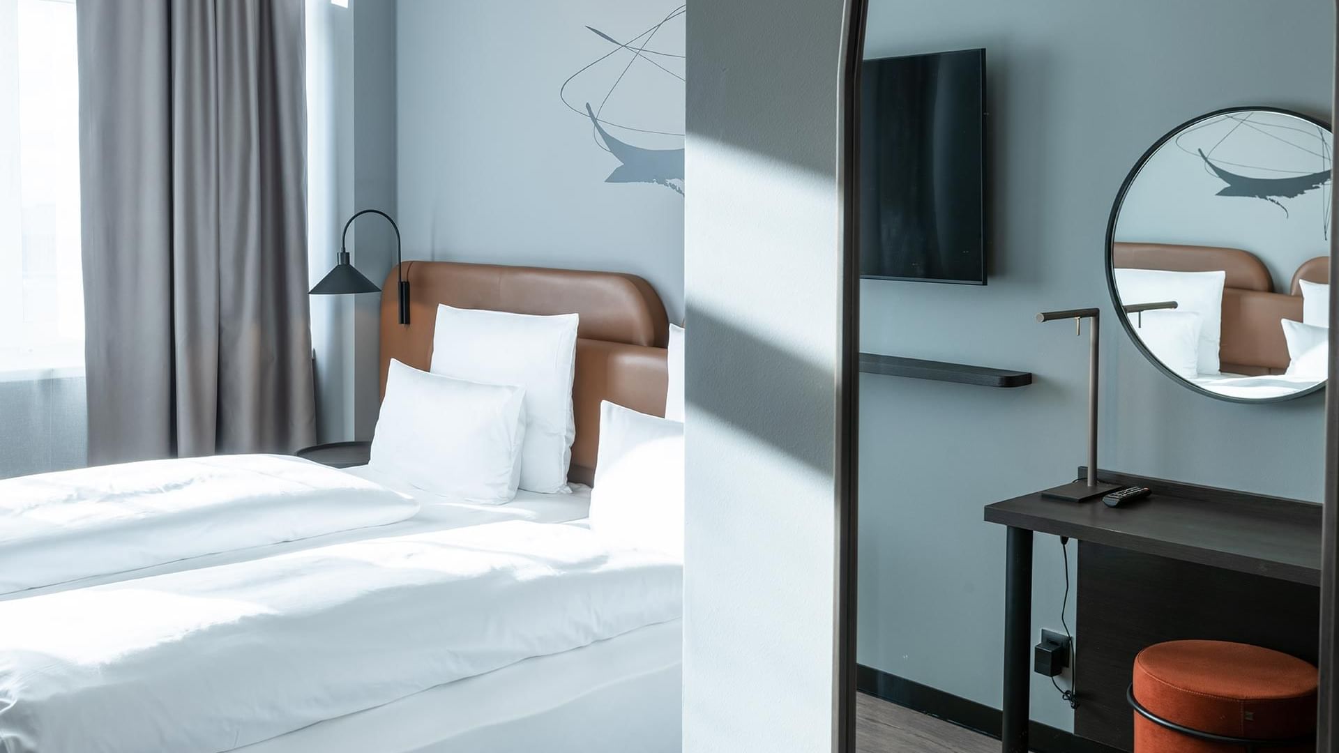 A single bed with a nightstand in the Classic Room at Titanic Comfort Kurfürstendamm