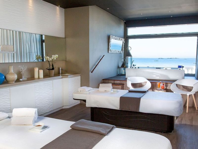 Spa beds with amenities in St Malo spa at Le Grand Hôtel des Thermes