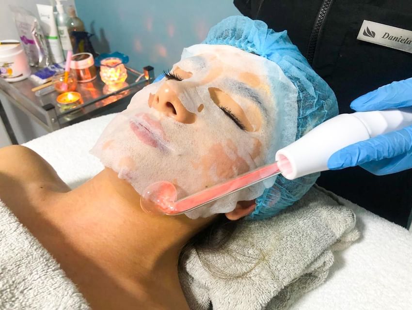 Mujer recibiendo un tratamiento facial Limpieza en el spa del Hotel San Fernando Plaza.